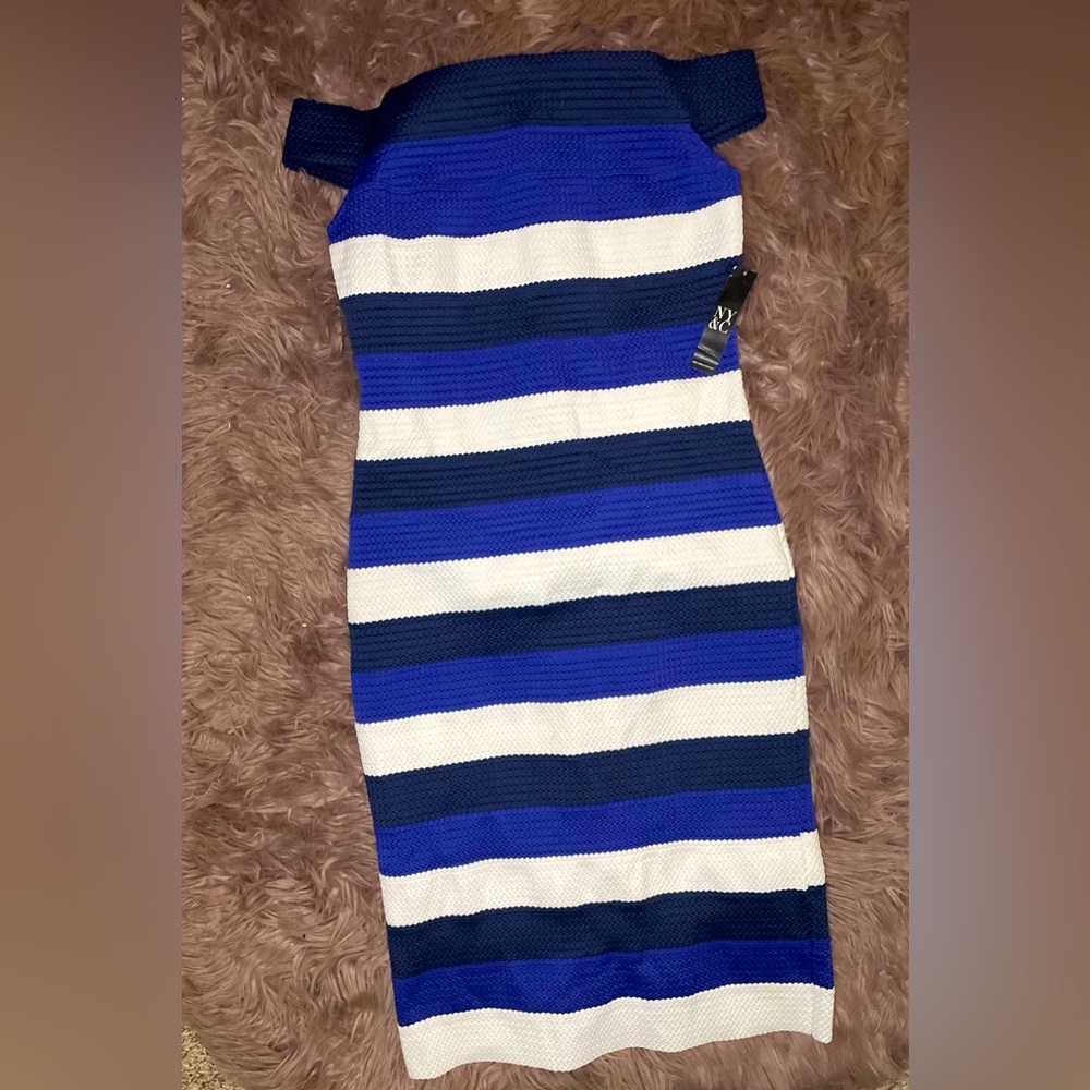 Fashionable and fit colored dress.